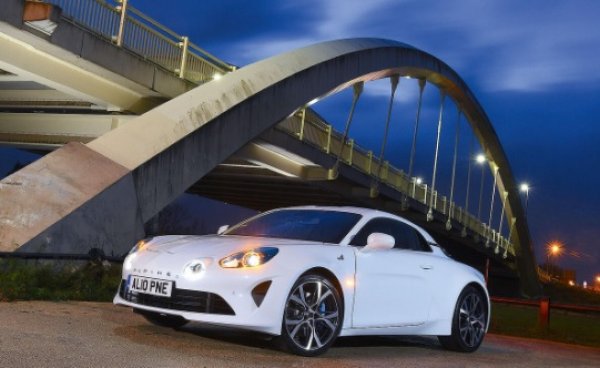 Перфектна комбинация от миналото на Alpine A110 Berlinetta и дизайнерския език на настоящето. Това е красивата, изпипана и атлетична каросерия на новия A110. Шедьовър, който ви кара да искате да влезете вътре и да шофирате.